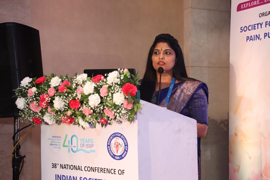 Dr. Kalpana K presenting a scientific lecture on shoulder pain at ISSPCON 2024