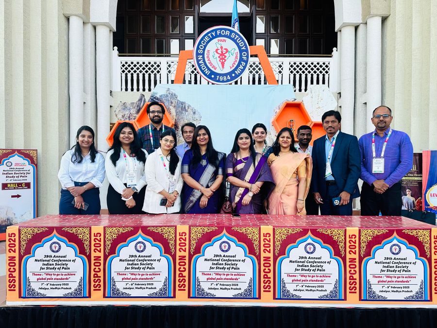 Dr. Kalpana K with fellow pain physicians at ISSPCON 2025 in Jabalpur
