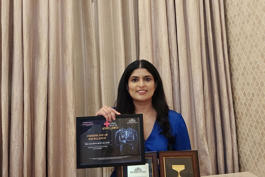 Dr. Kalpana Ravi Kumar with the Times of India certificate, plaque and medallion for Service Excellence in Pain Management
